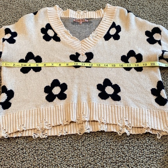 Bailey Rose Distressed Flower V Neck Sweater Soze XS in Like New Condition - Picture 7 of 8